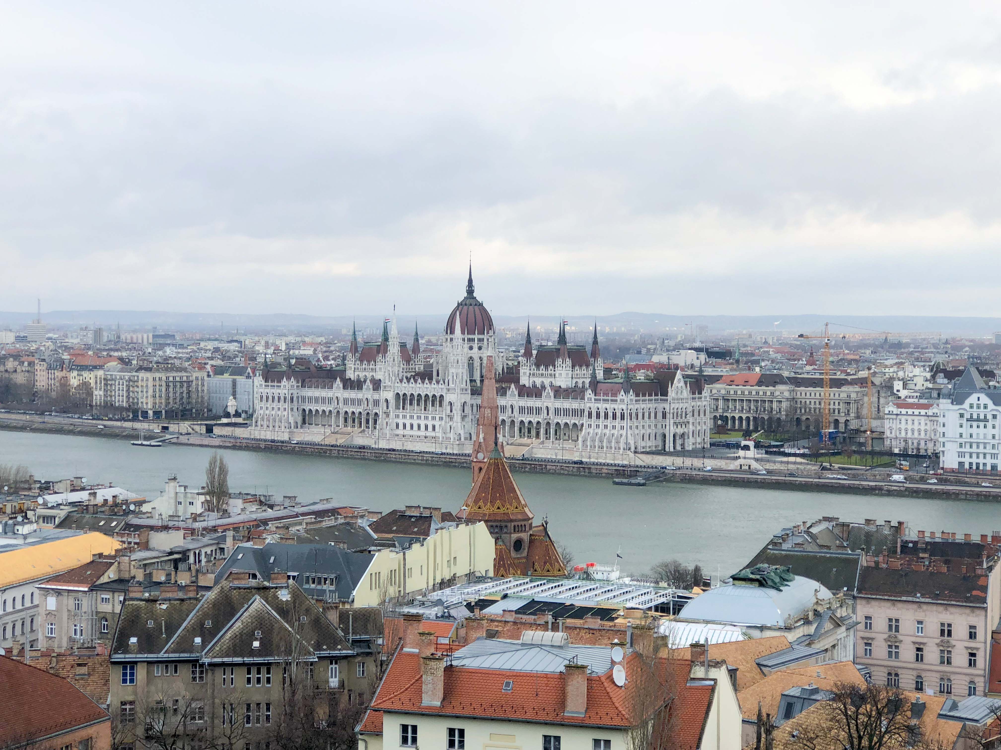 Visiter Budapest et le Bastion des Pêcheurs qui offre une vue incroyable sur Pest et le Danube