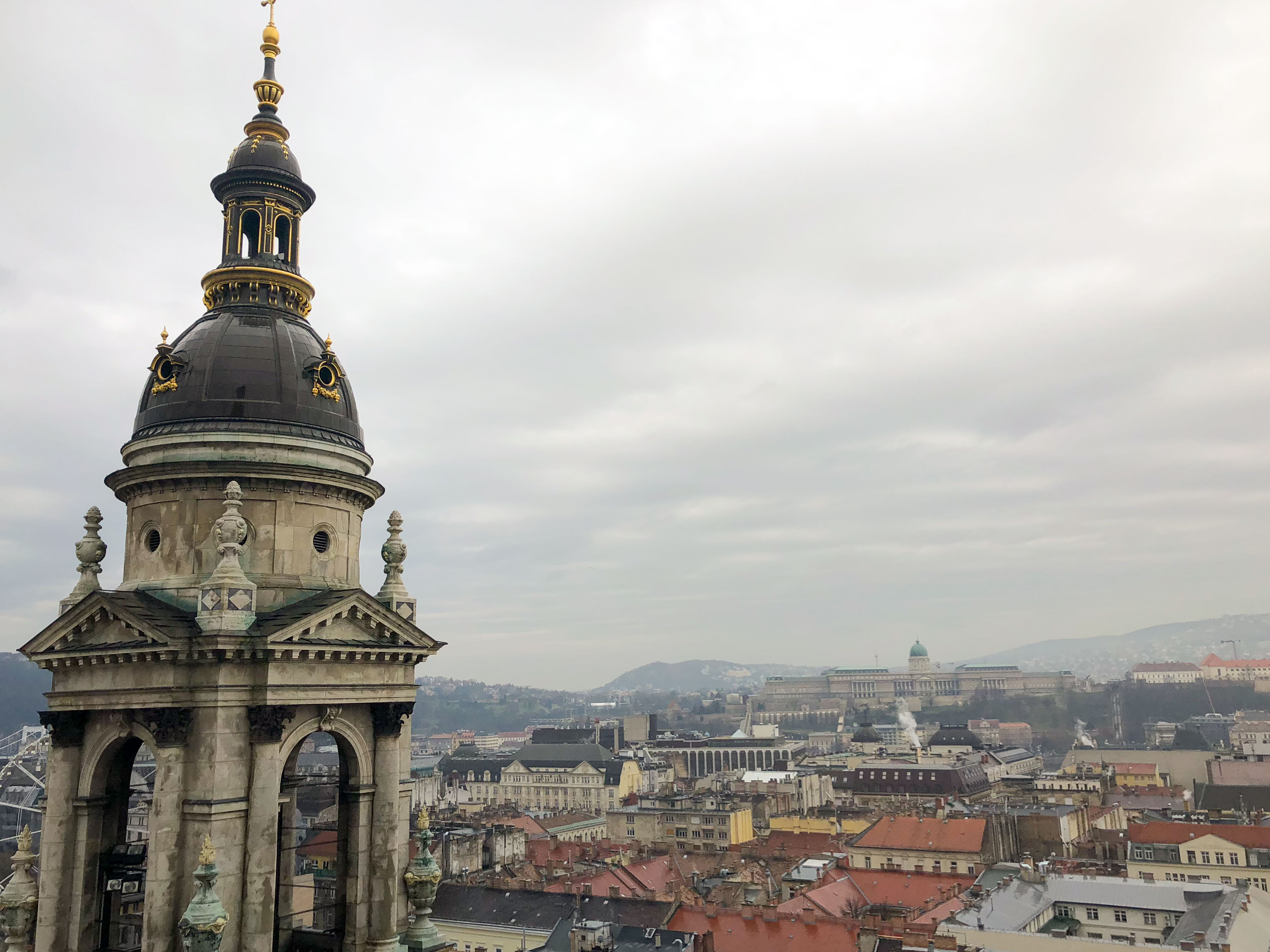 Vue sur Budapest depuis le toit de la Basilique Saint-Etienne de Pest