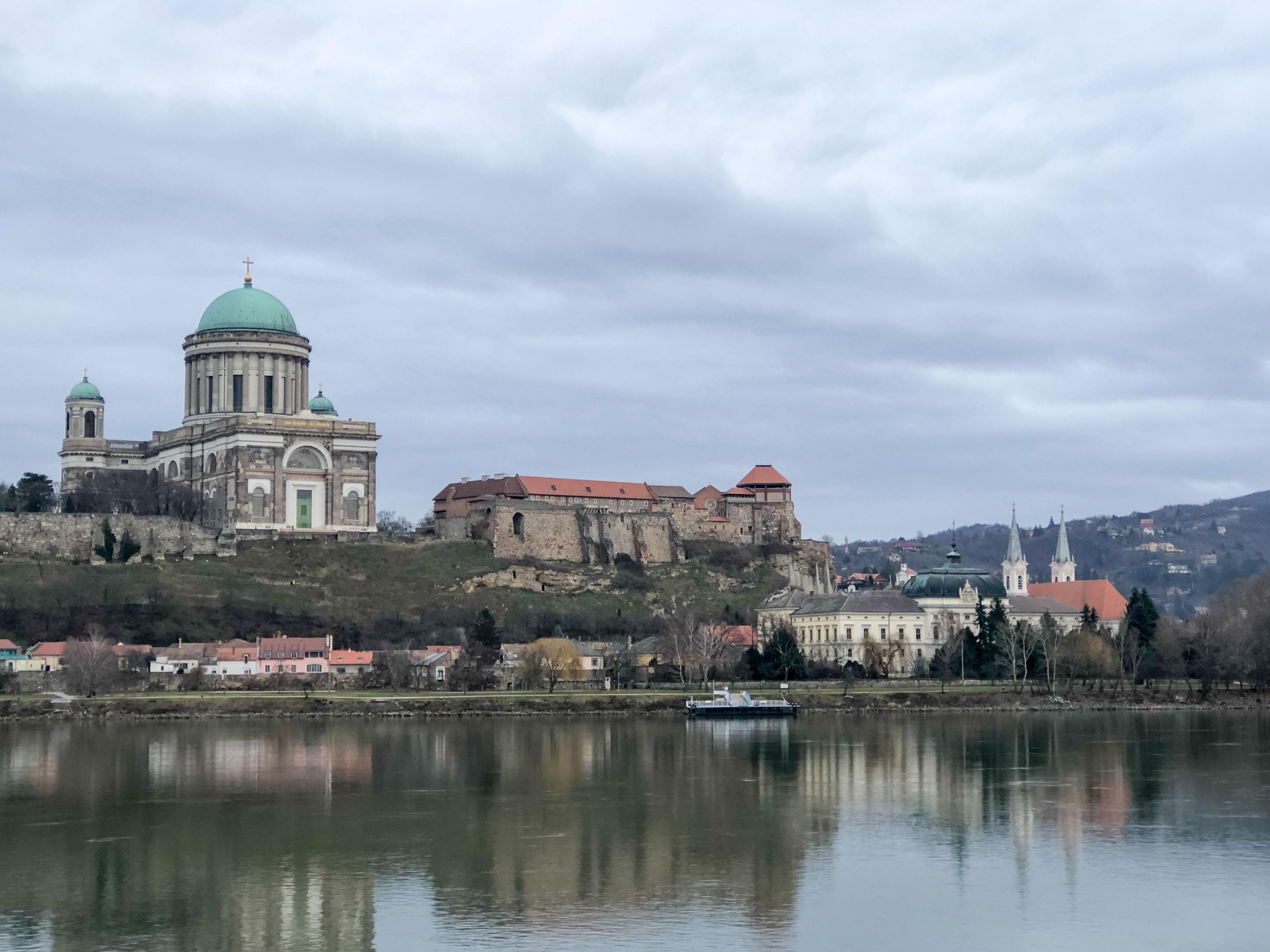 La Cathédrale Saint-Adalbert d'Esztergom depuis la rive slovaque