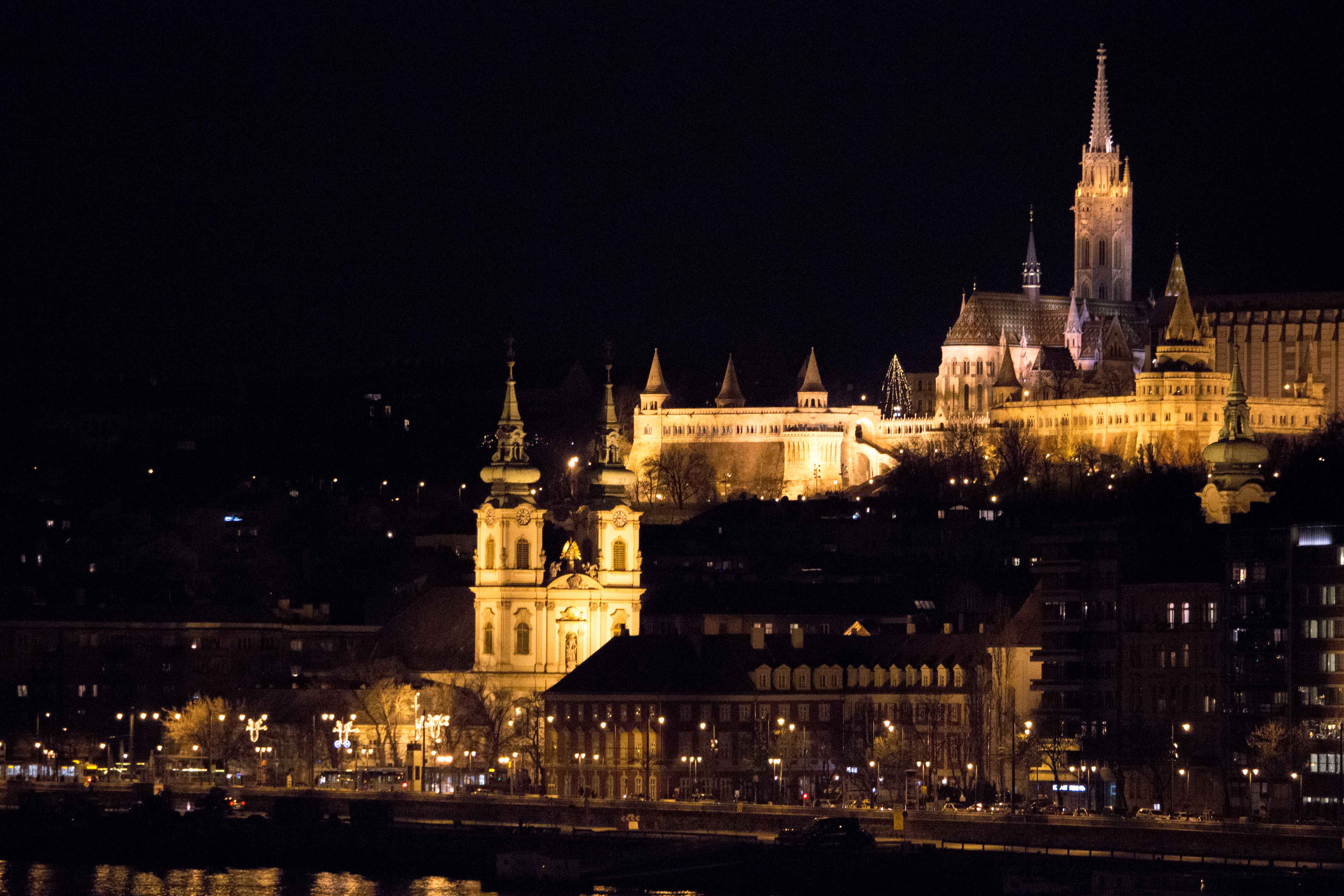 Visiter Budapest by Night: Le Parlement hongrois: Fishermen's Bastion et l'Eglise Matthias