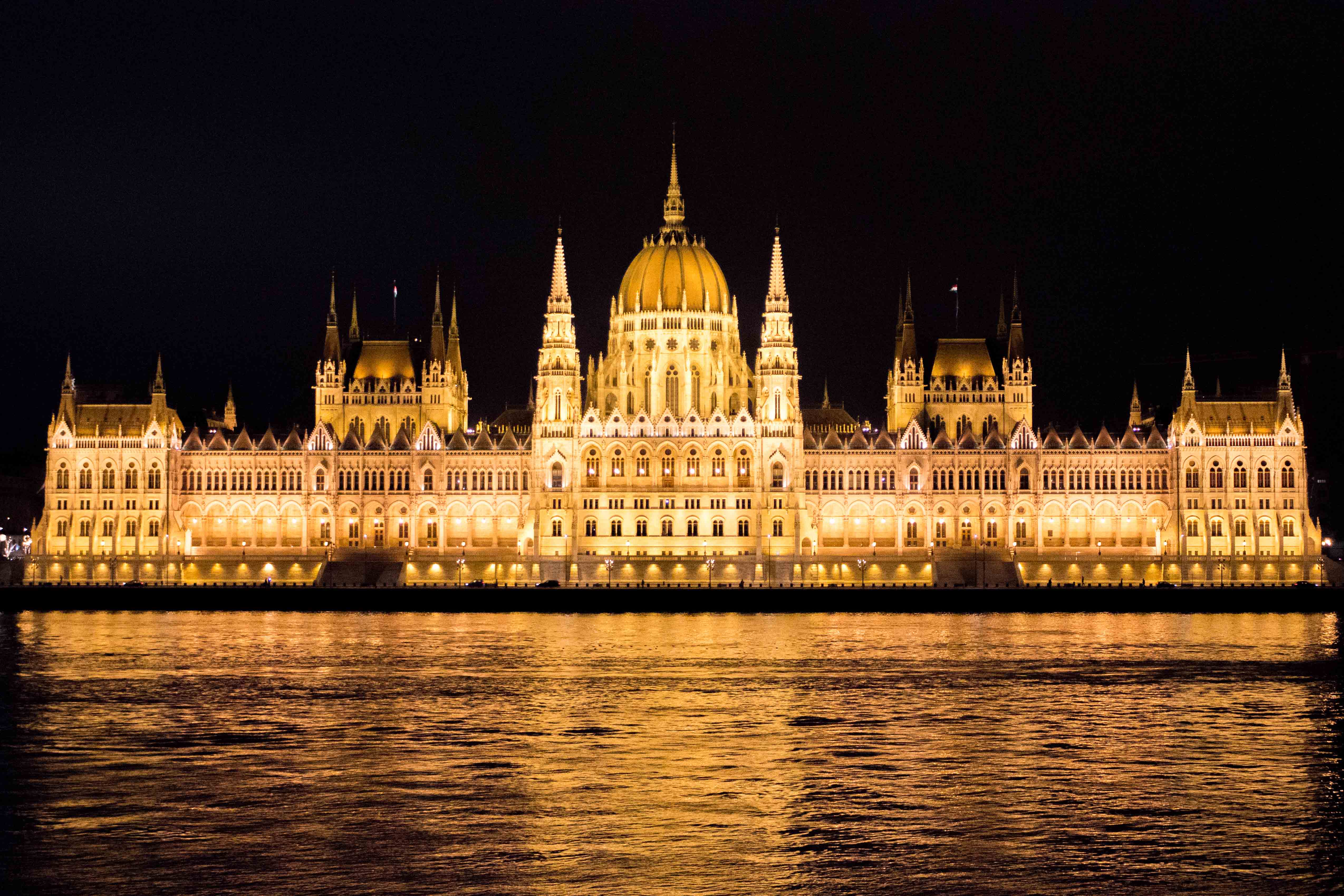 Visiter Budapest by Night: Le Parlement hongrois