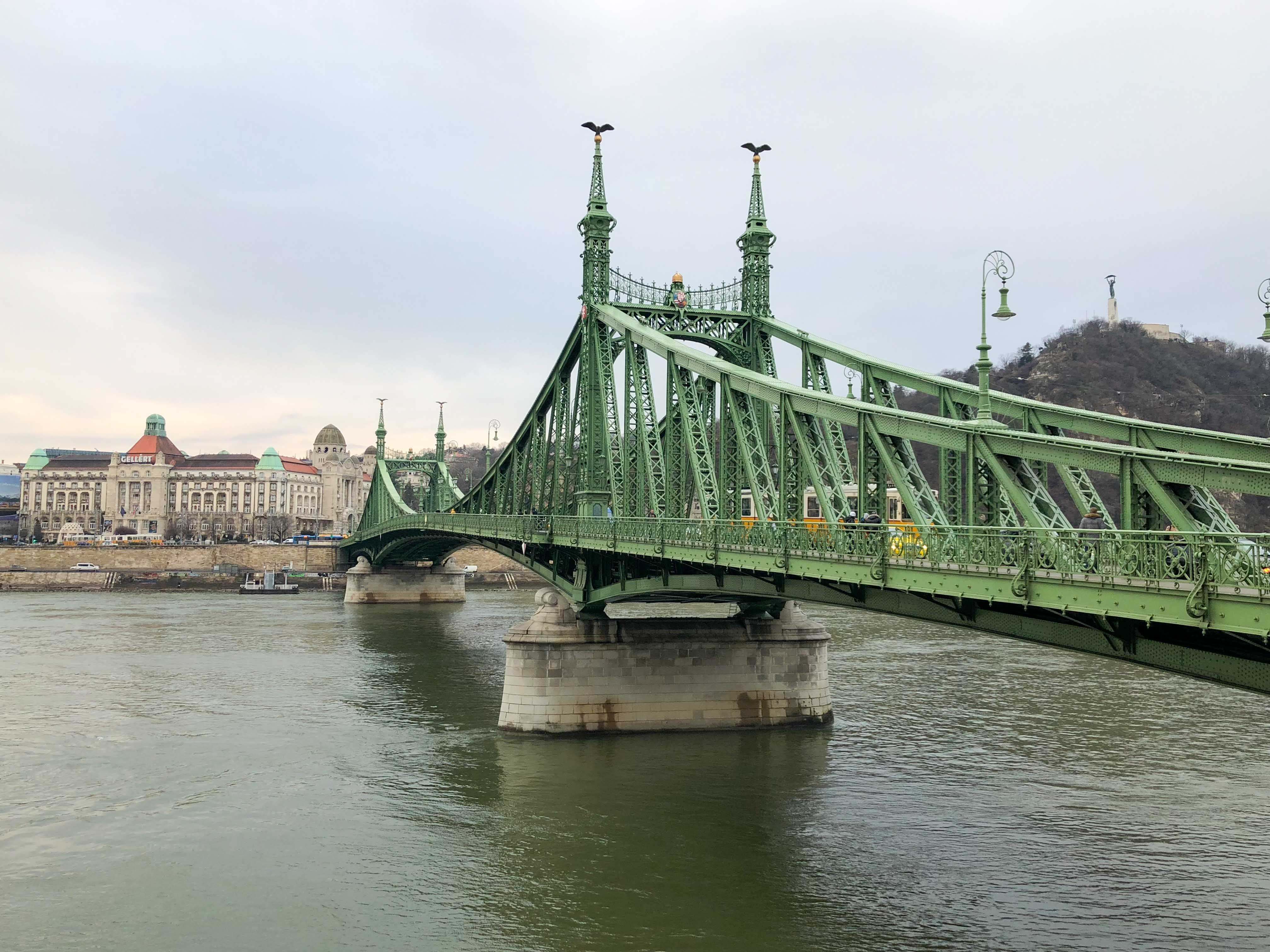 Traversée du Danube via le Liberty Bridge