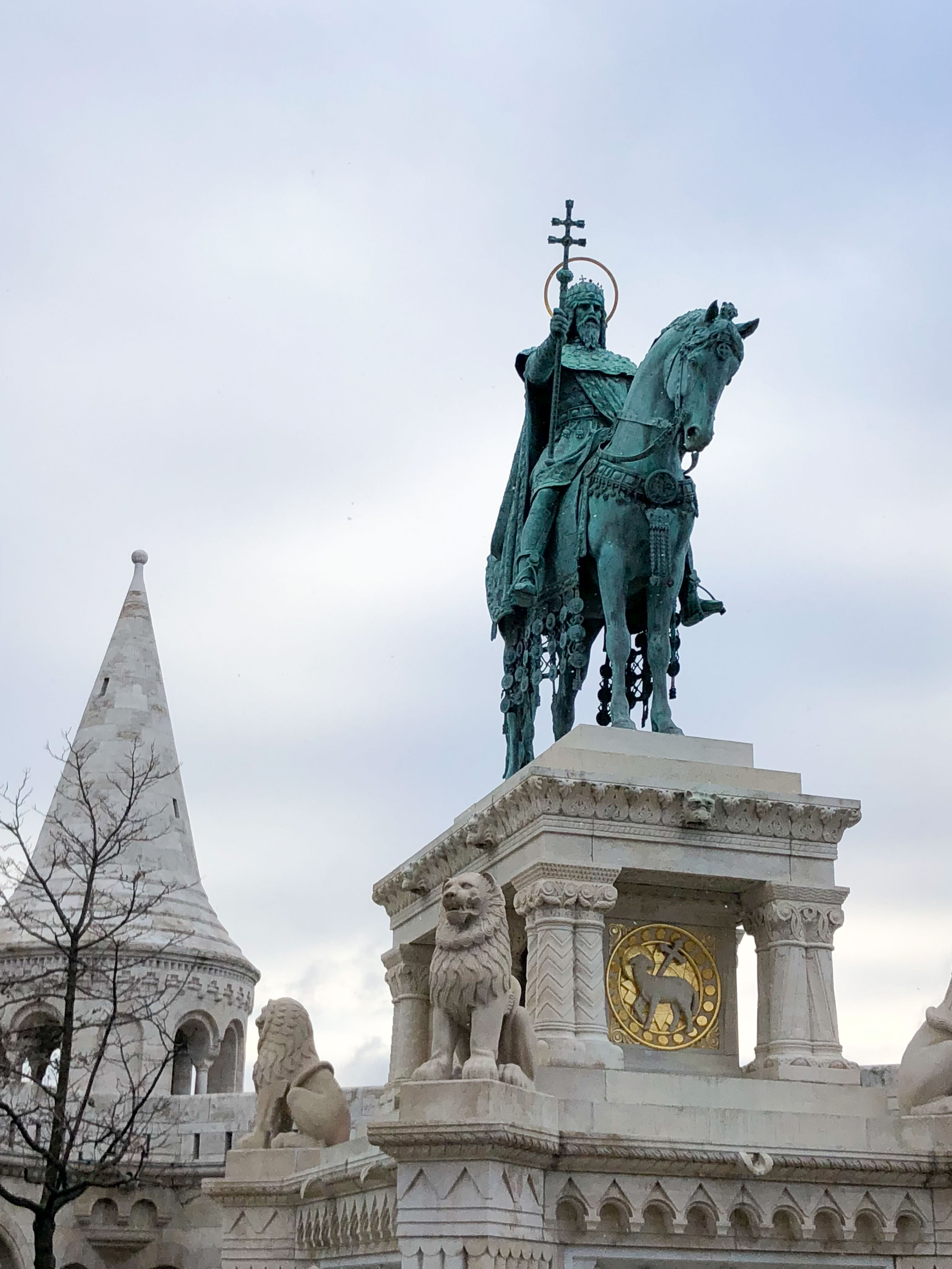 Statue équestre de Saint Etienne Ier dans le Bastion des Pêcheurs à Budapest