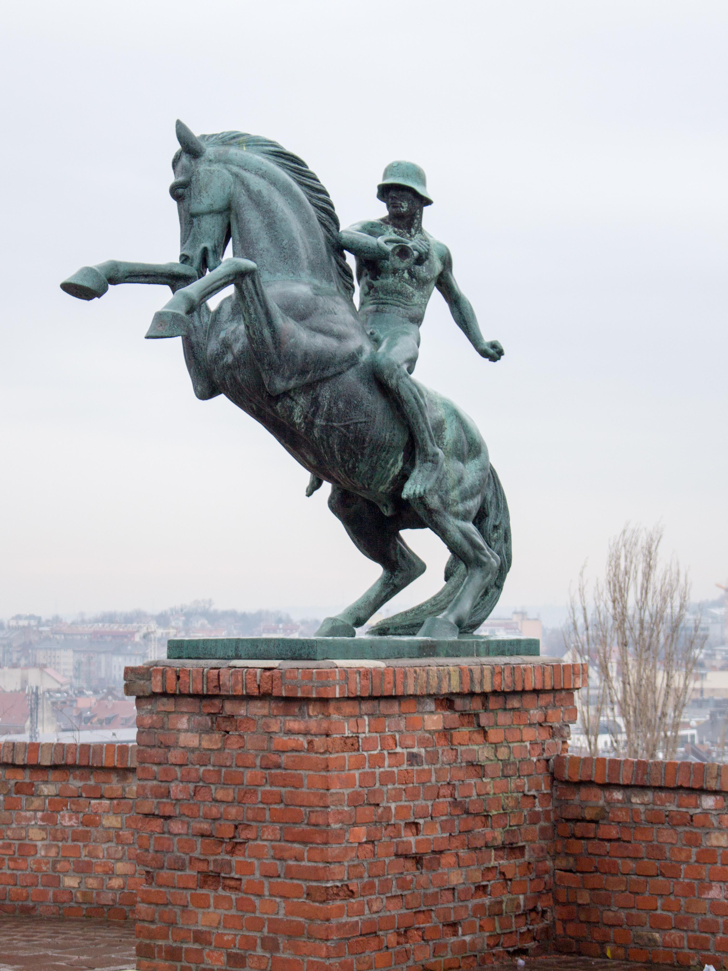 Statue sur la promenade Arpad Toth dans le Castle District de Buda à Budapest