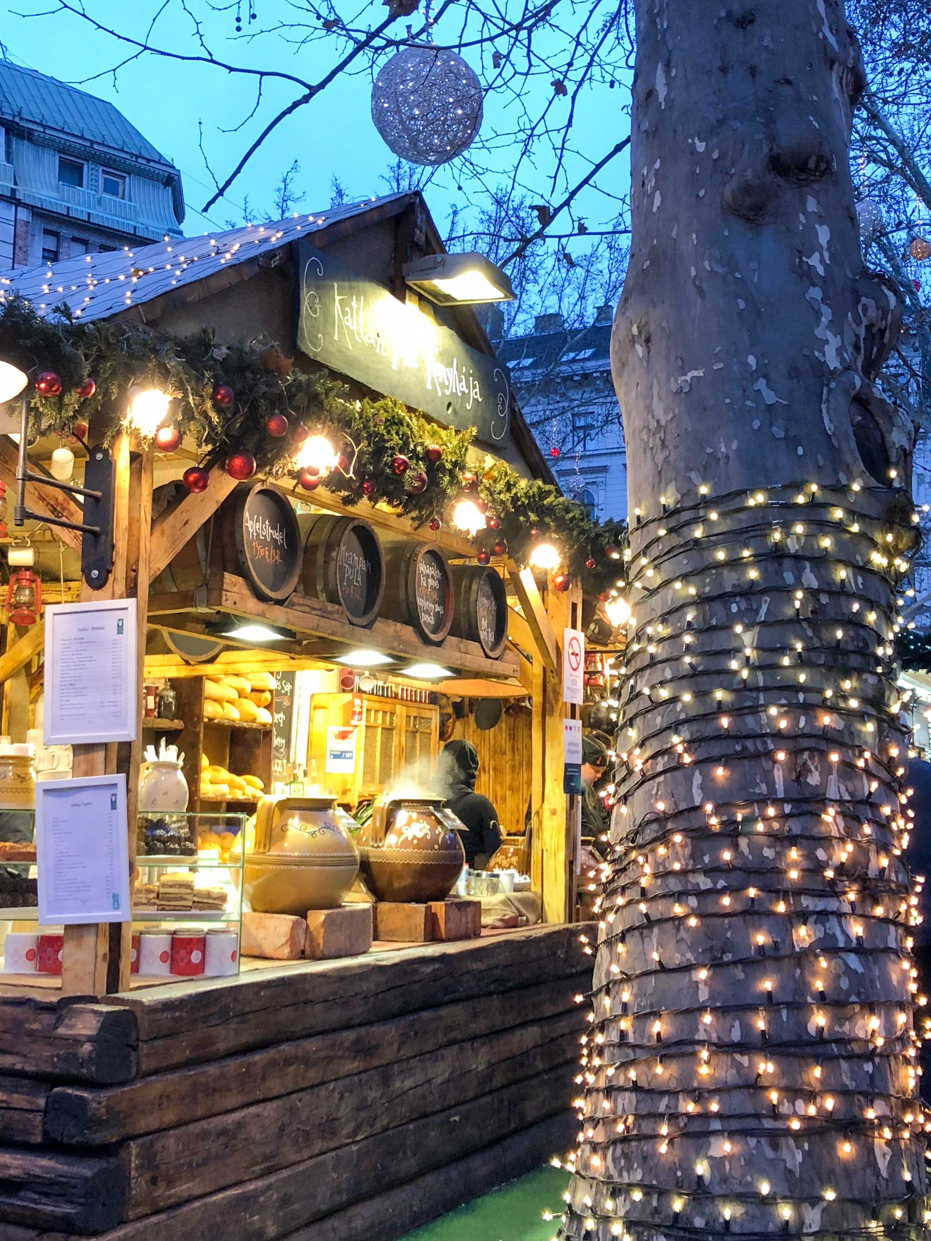 Marché de Noël sur le place Saint-Etienne de Budapest