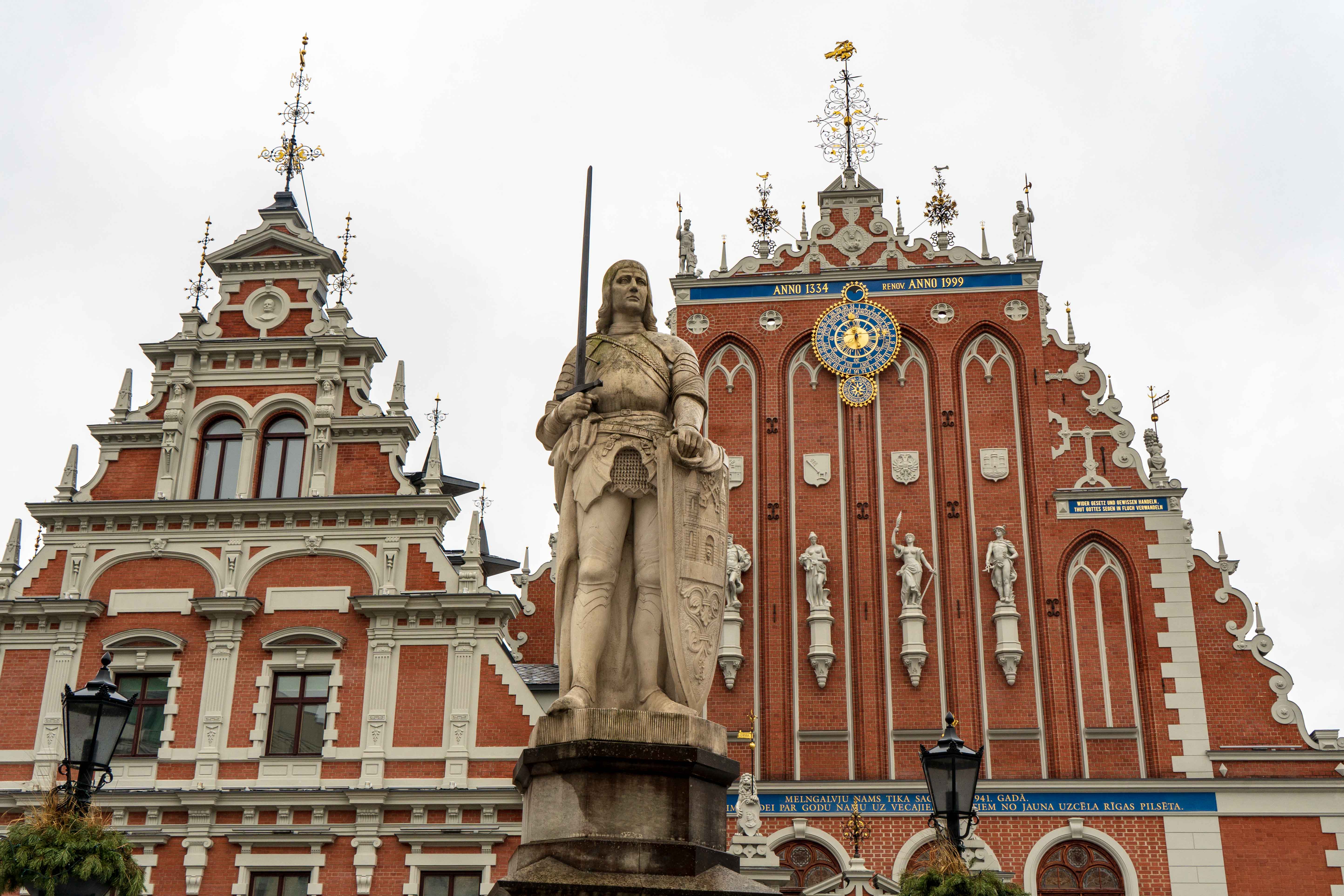 Maison Tetes Noires Statue Roland Visiter Riga