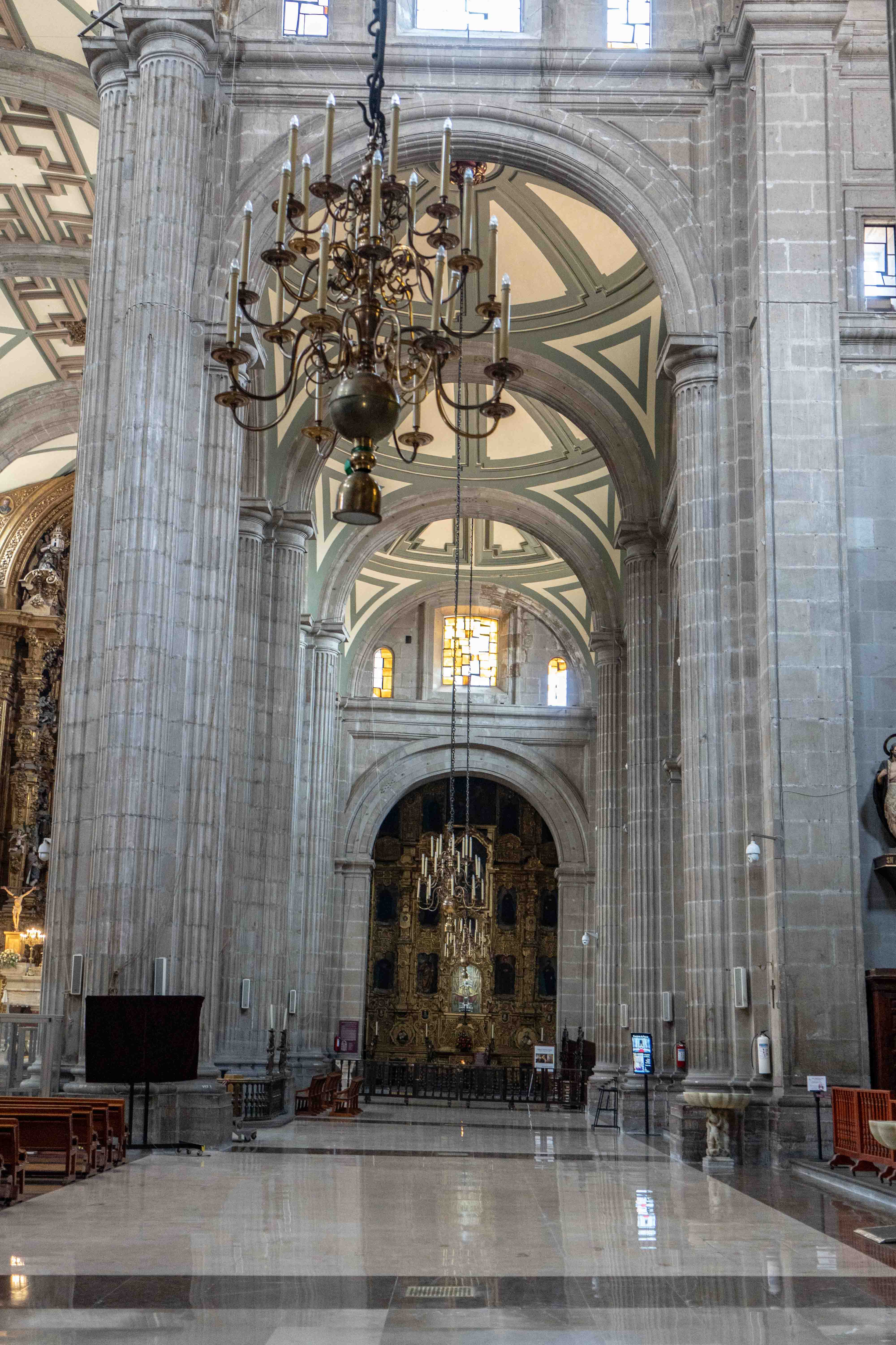 Sur le Zocalo se trouve la cathédrale métropolitaine de Mexico.