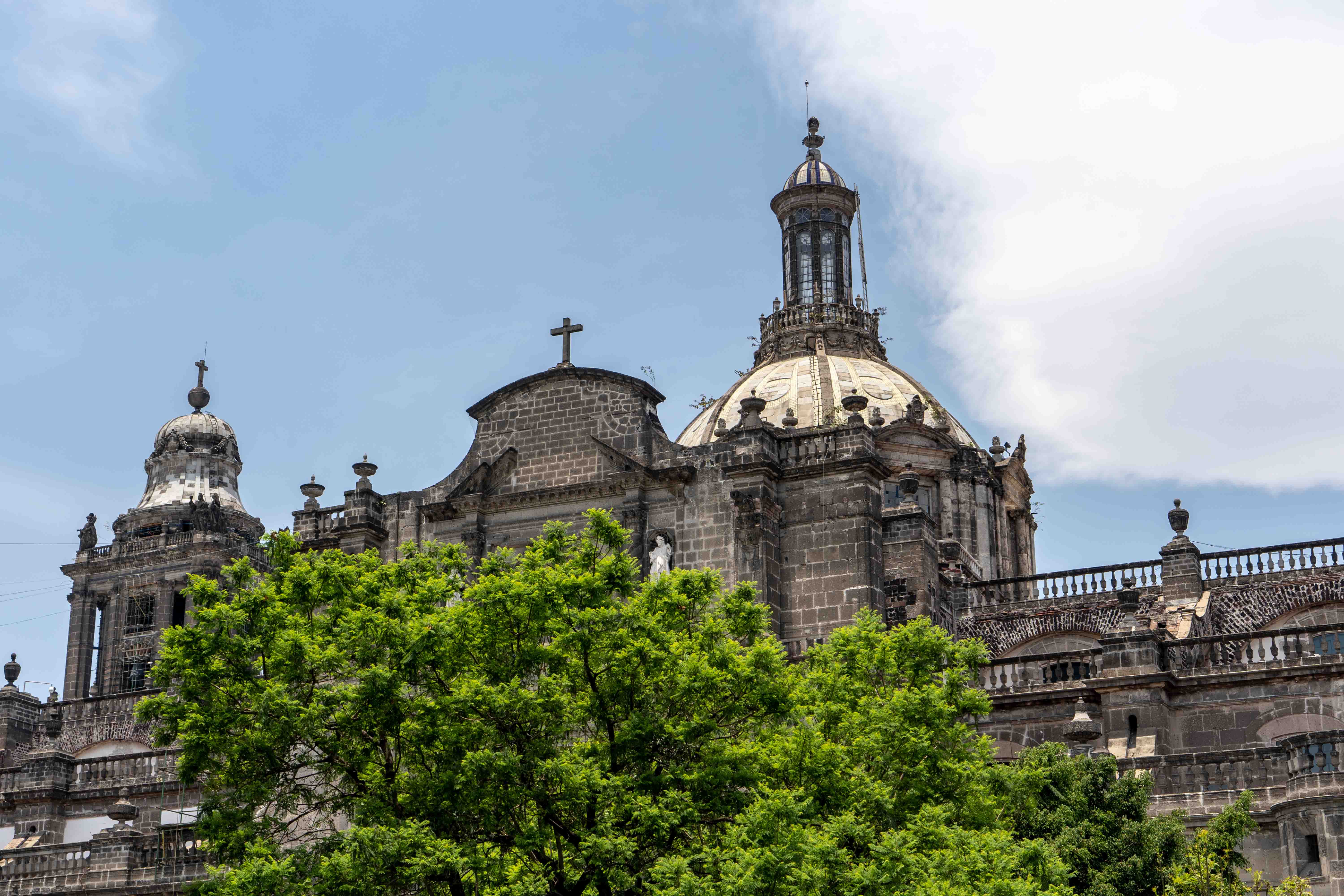 Sur le Zocalo se trouve la cathédrale métropolitaine de Mexico.