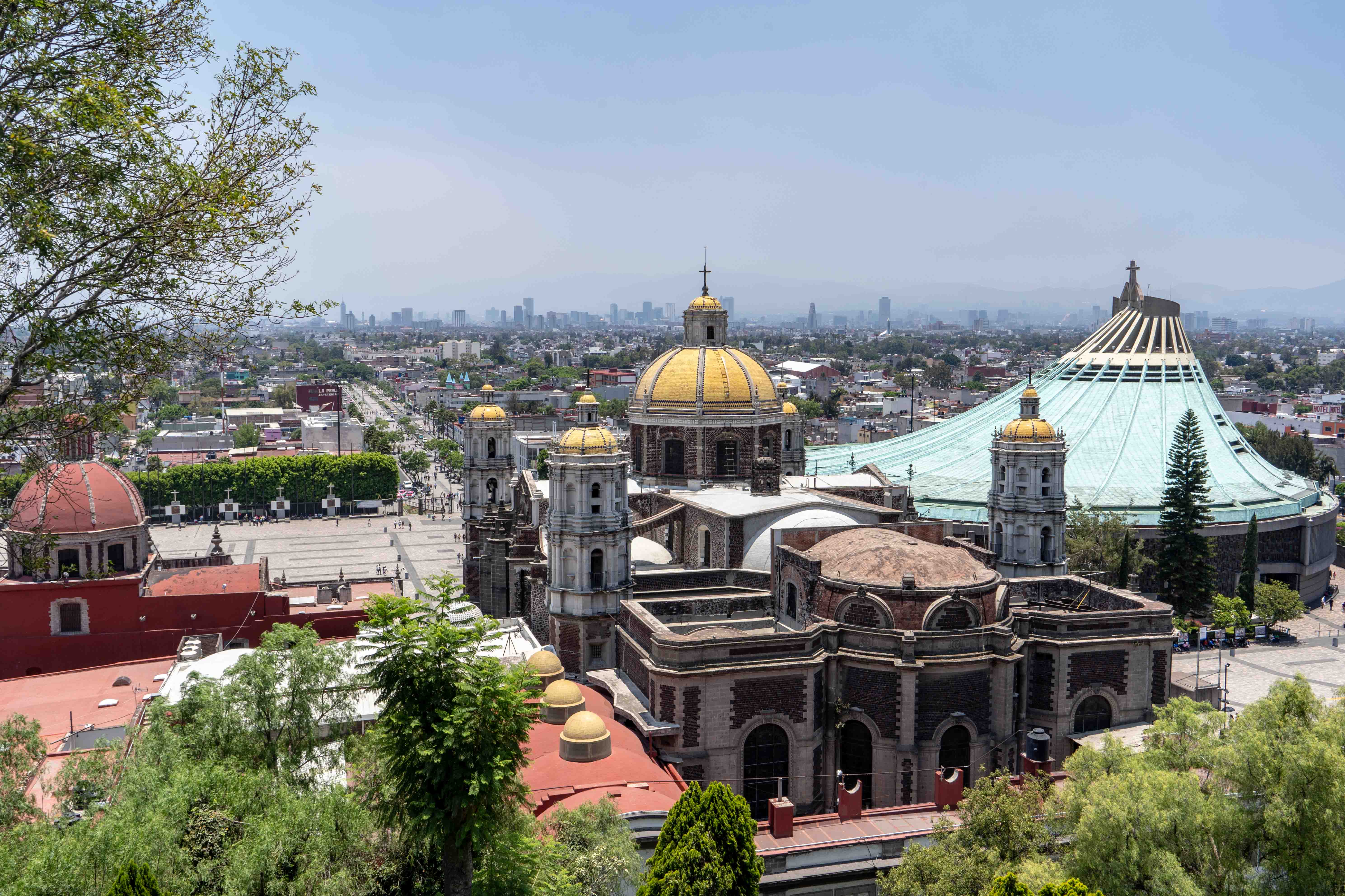 Le Temple expiatoire du Christ Roi et la basilique Notre-Dame-de-Guadalupe depuis la colline de Tepeyac.