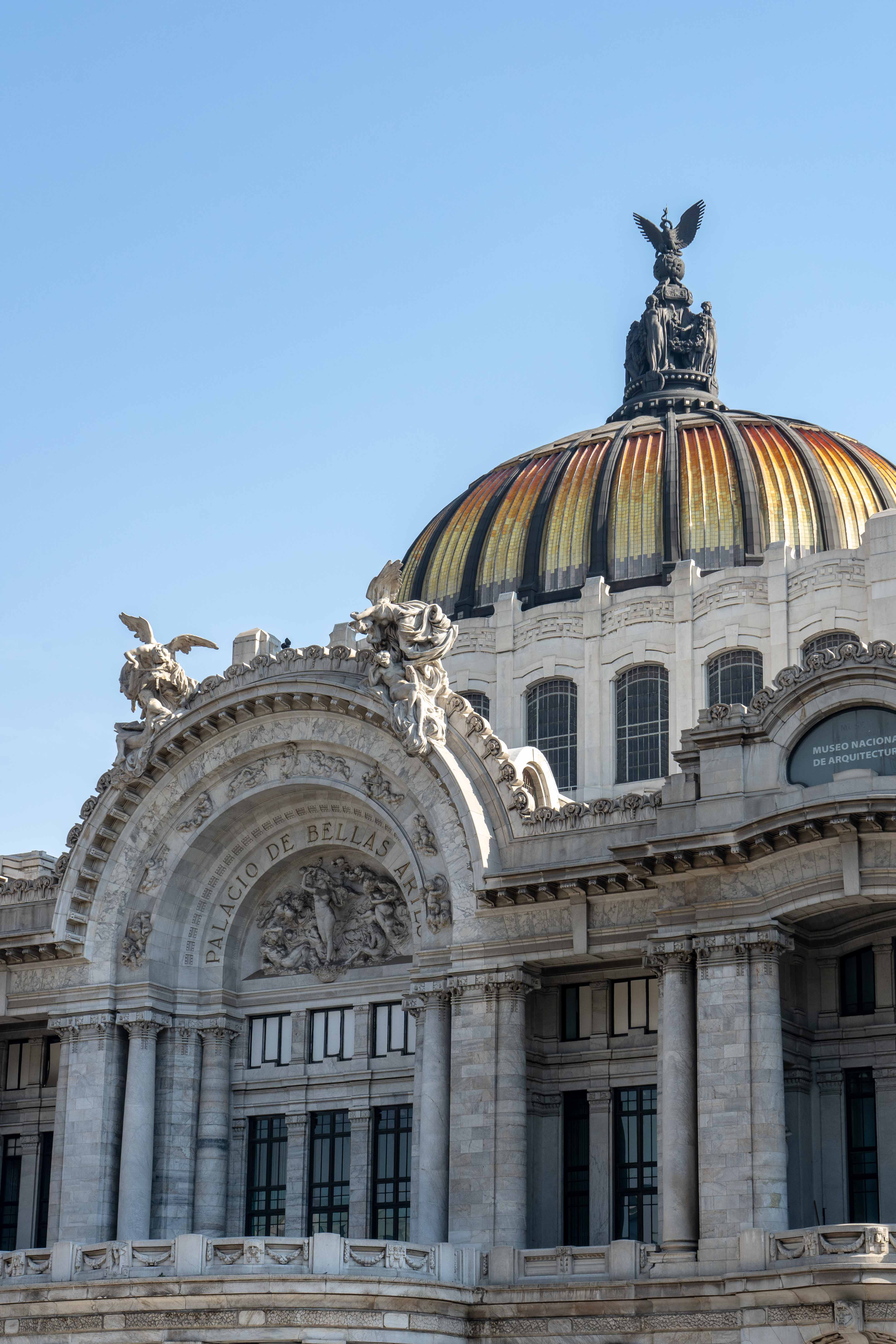 En marbre blanc, le Palacio de Bellas Artes est l'un des plus beaux monuments de Mexico City. Il ravira les amateurs des muralistes mexicains.
