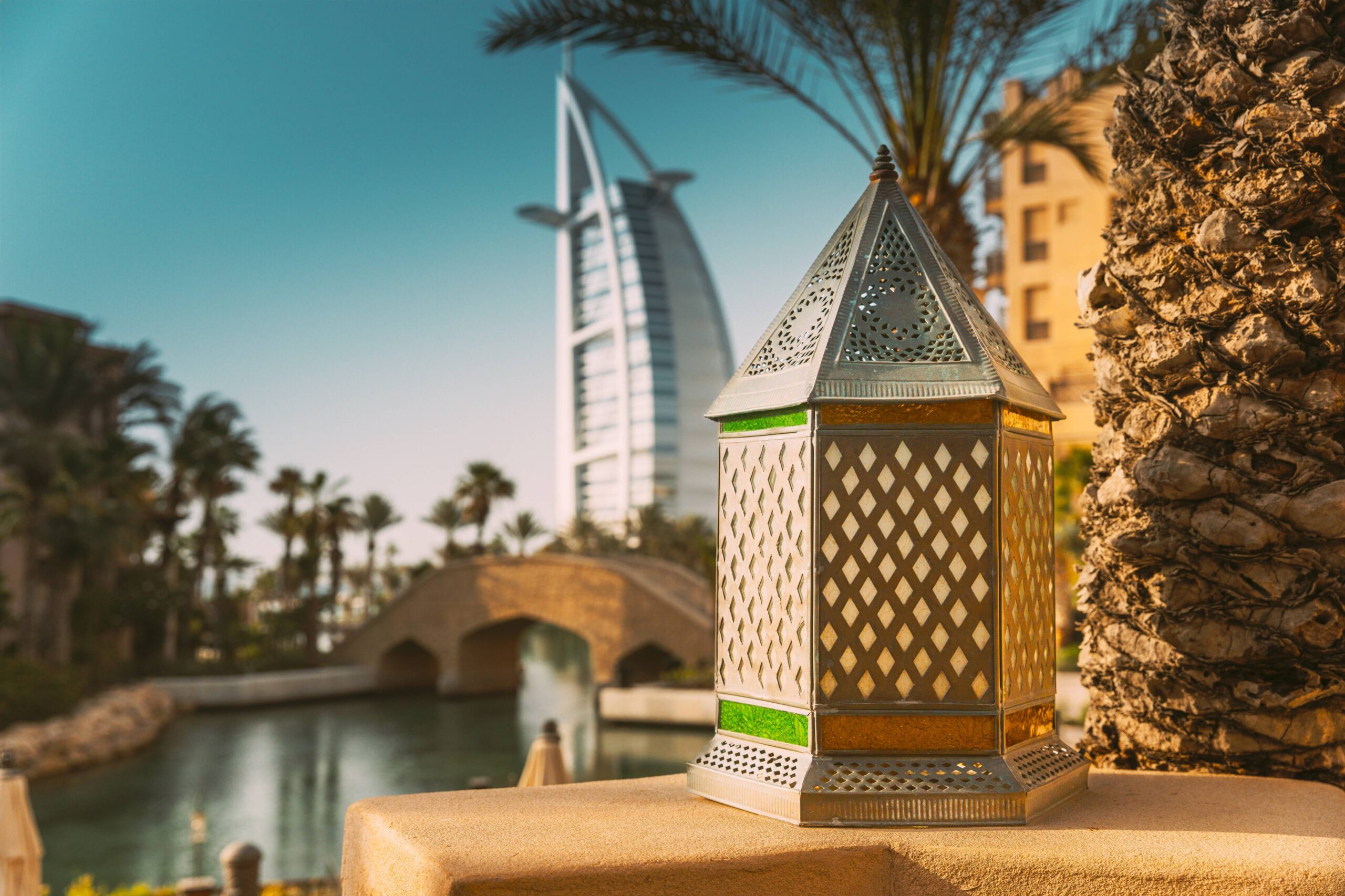 Vue du Burj Al Arab depuis le Souk Madinat Jumeirah avec une lanterne orientale au premier plan.