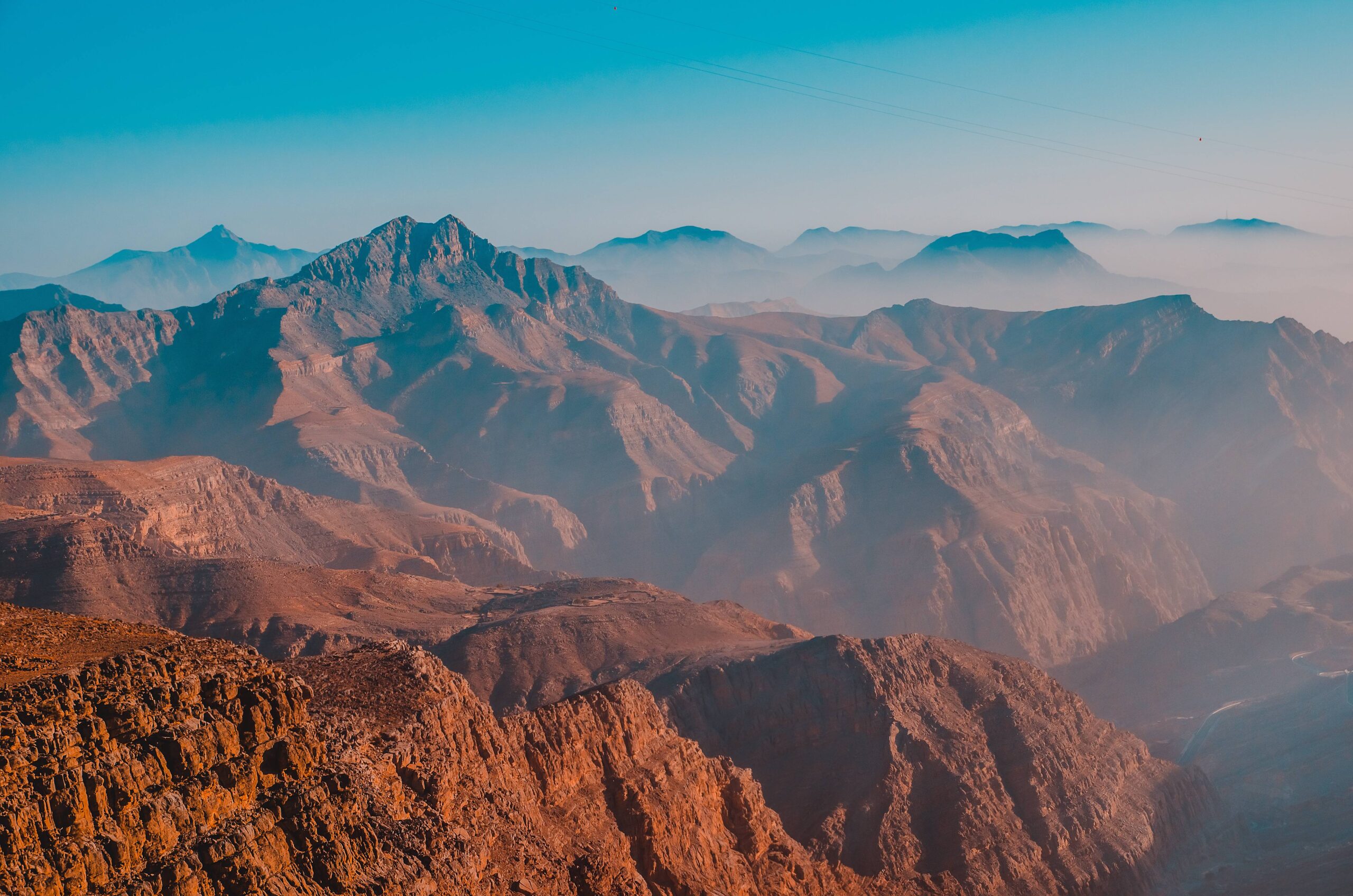 Chaînes de montagnes du Jebel Jais à Ras Al Khaimah sous un ciel bleu limpide.