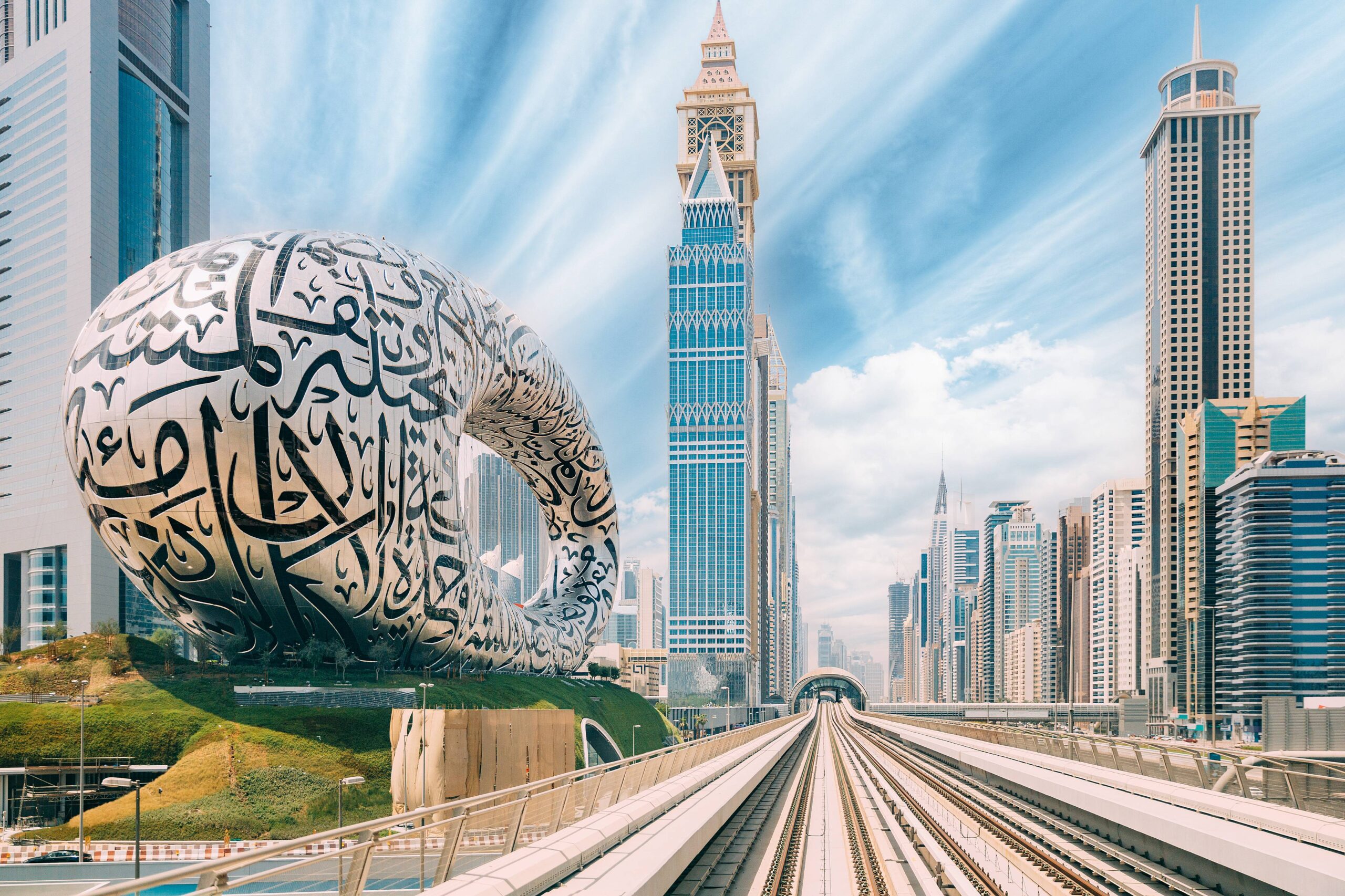Le Museum of the Future à Dubai entouré de gratte-ciel modernes et du métro aérien.