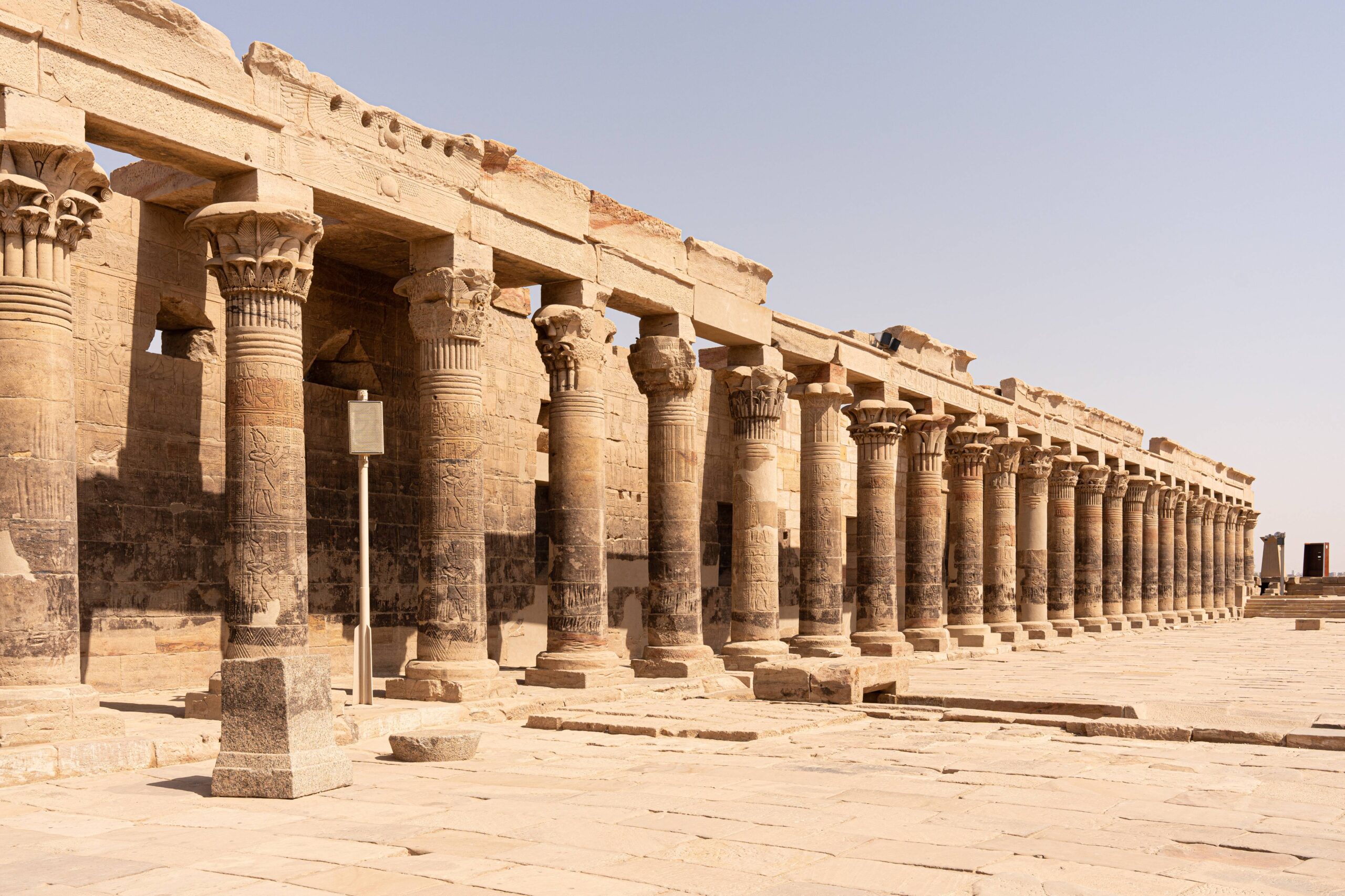 Colonnes majestueuses sur la façade du temple de Philae en Égypte antique.