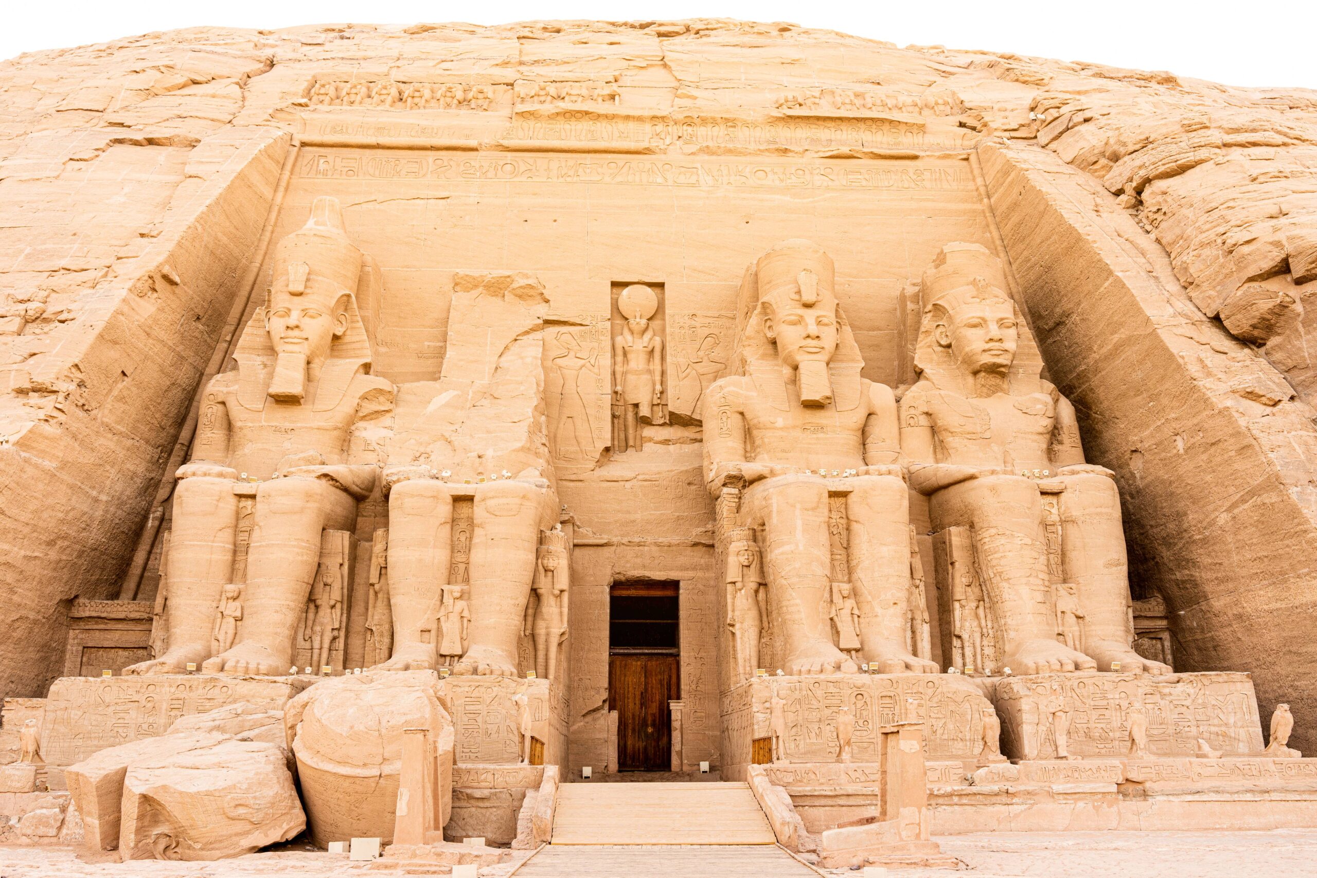 Entrée monumentale du temple d’Abou Simbel avec sculptures pharaoniques.