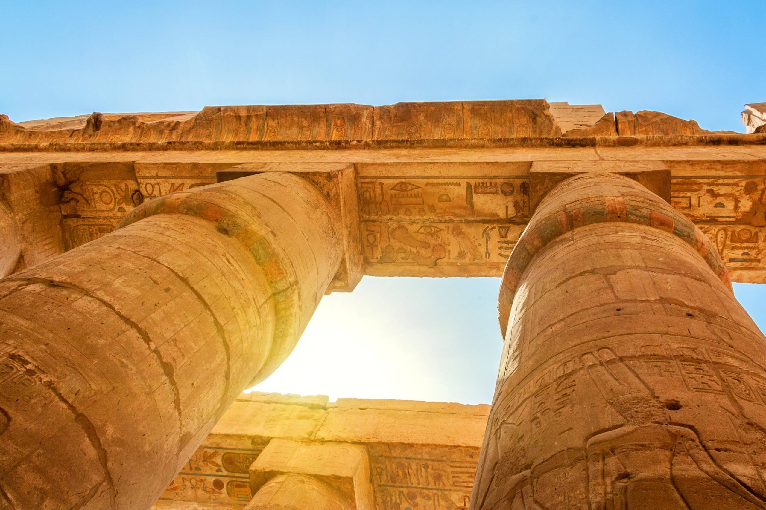 Hiéroglyphes détaillés sur un mur du temple de Karnak en Égypte.