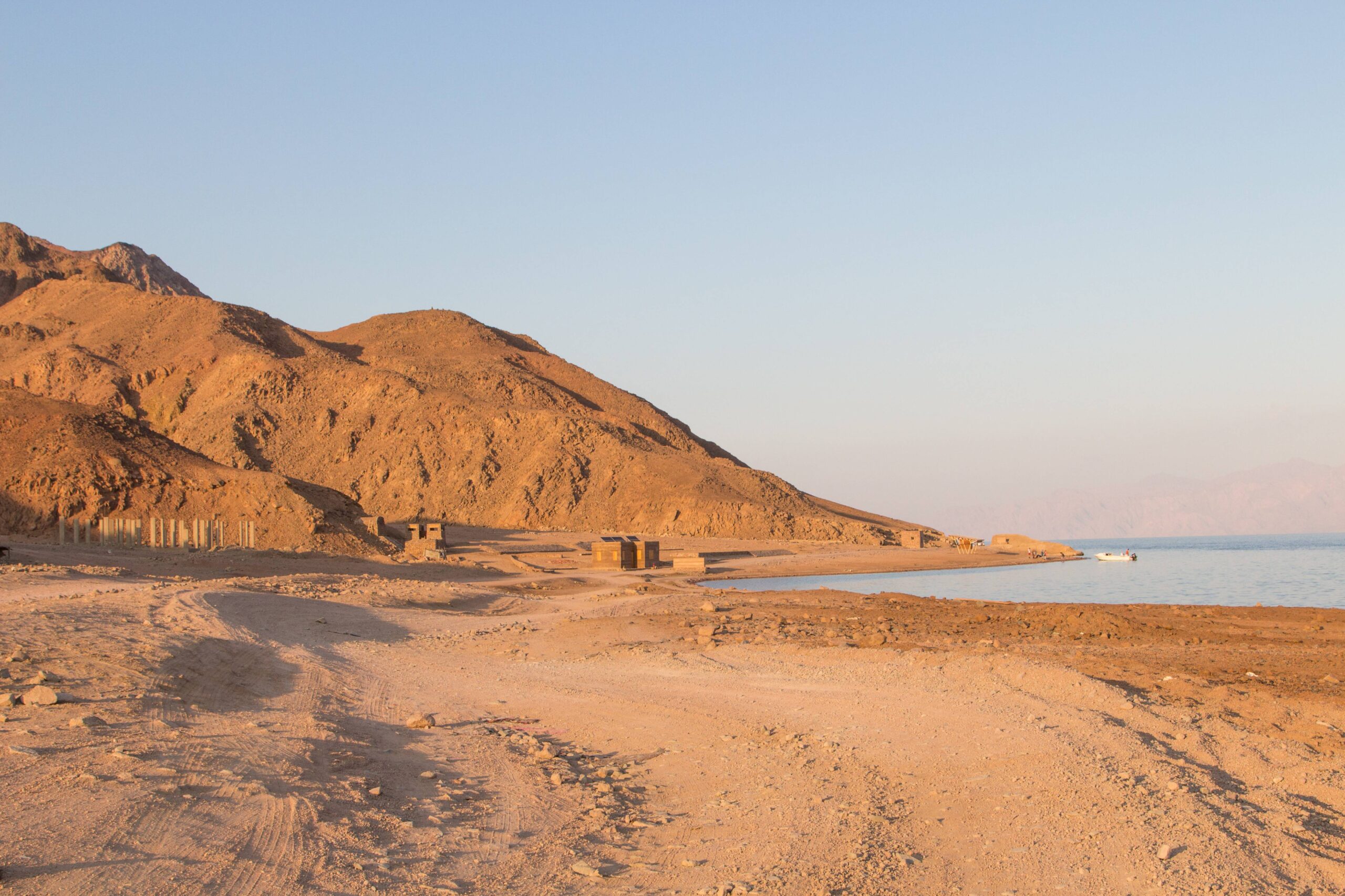 Rivage de la mer Rouge avec montagnes escarpées en Égypte.