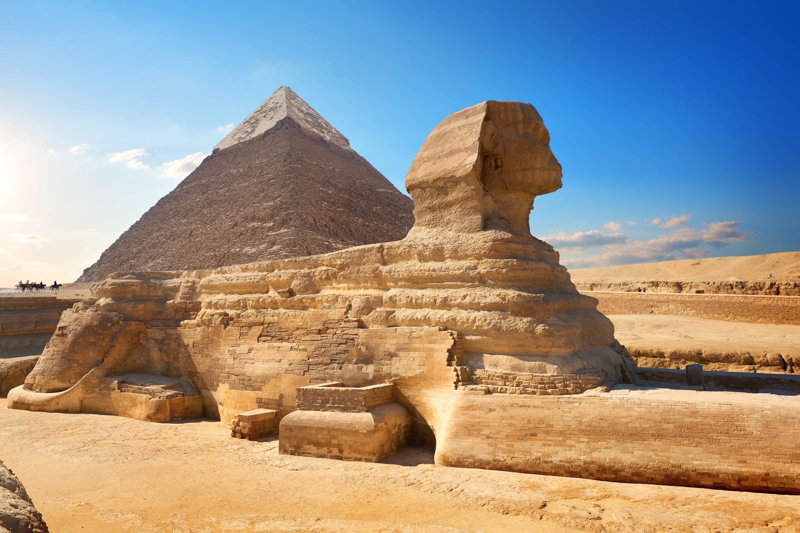 Vieux sphinx dominant le plateau de Gizeh, symbole de l’Égypte ancienne.