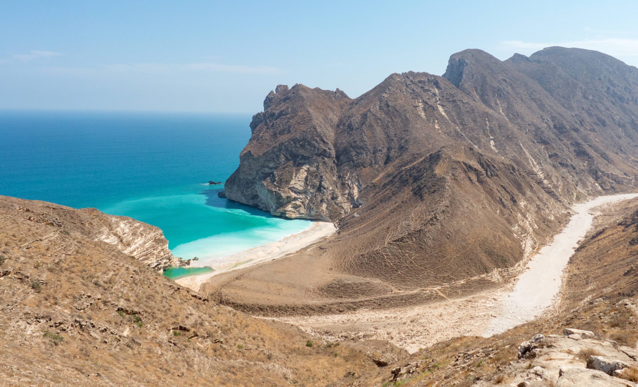 Hidden Beach près de Mughsayl avec falaises et mer turquoise en Oman