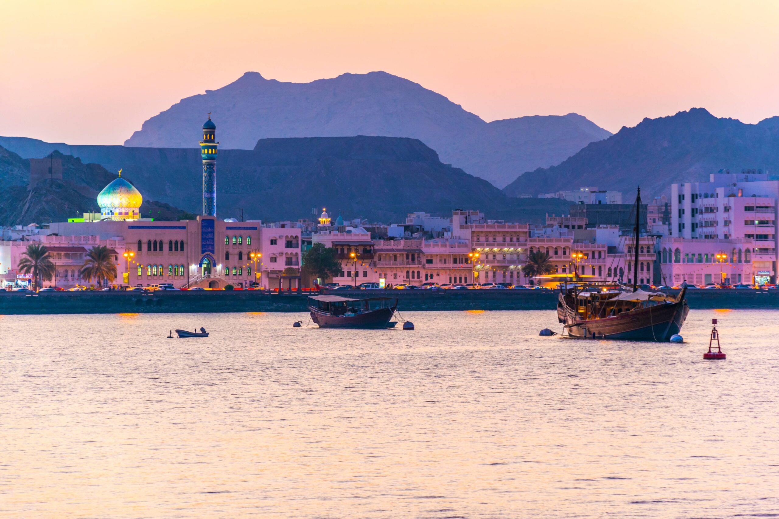 Front de mer de Muttrah à Mascate au coucher du soleil en Oman